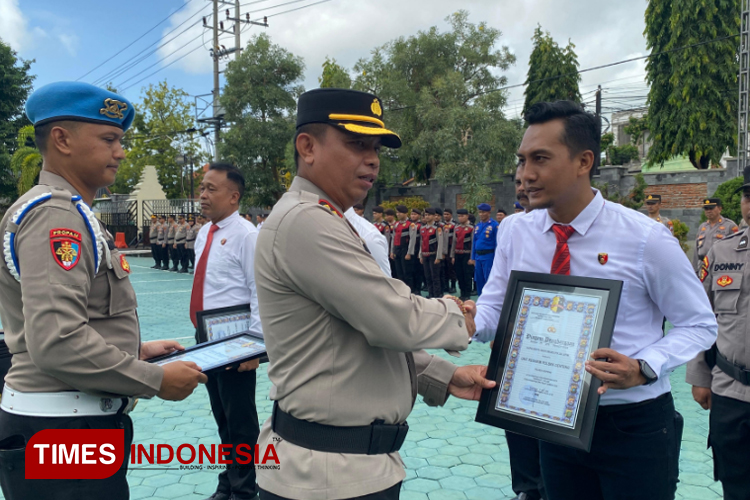 Kapolresta Banyuwangi, Kombes Pol Nanang Haryono, yang diwakili oleh Wakapolresta Banyuwangi, AKBP Dewa Putu Eka Darmawan, memberikan penghargaan kepada anggota Polresta Banyuwangi. (Foto: Fazar Dimas/TIMES Indonesia).Foto B. Wakapolresta