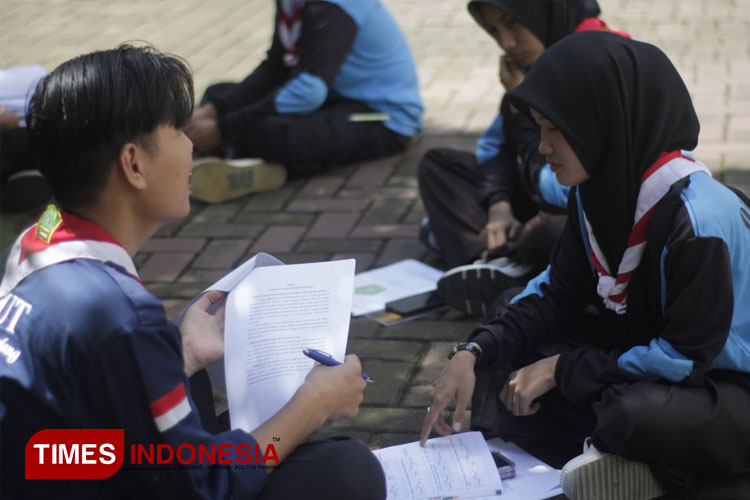 Kegiatan PENTAGO anggota Racana Islam Unisma Malang di Coban Rais. (FOTO: AJP TIMES Indonesia)