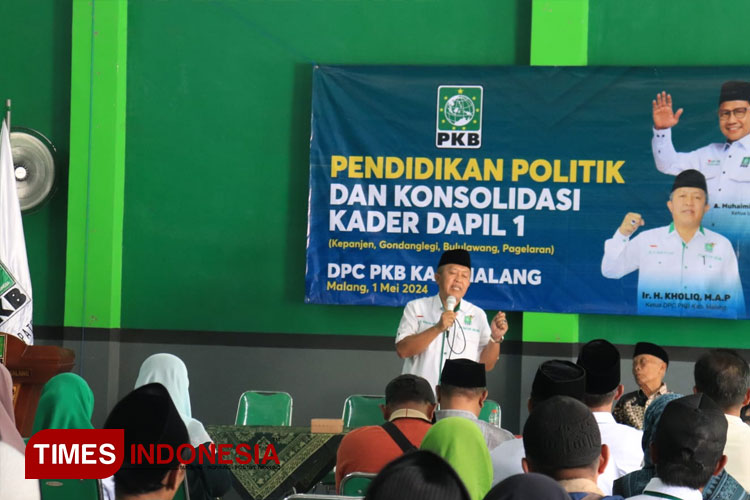 Ketua DPC PKB Kabupaten Malang, H Kholiq, saat menyampaikan pengarahan politik dan konsolidasi kader dengan pengurus PAC dan Ranting, di Kantor DPC PKB Kabupaten Malang. (FOTO: Amin/TIMES Indonesia) 