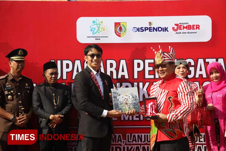 Penyerahan penghargaan MURI kepada Pemkab Jember saat Hardiknas 2024. (FOTO: M. Abdul Basid/TIMES Indonesia)