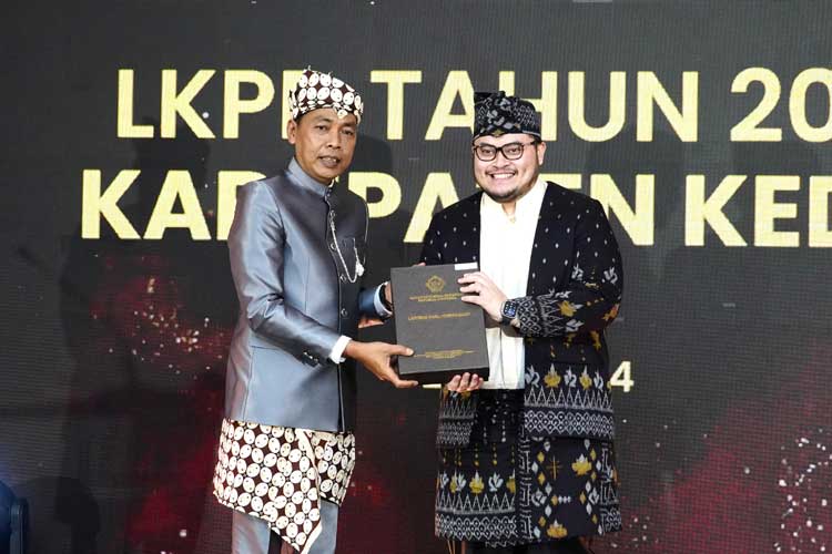 Bupati Kediri saat terima penghargaan WTP (Foto: Diskominfo Kabupaten Kediri)