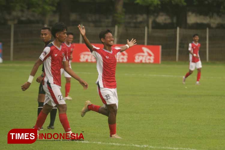 Pemain Persedikab Kediri saat merayakan golnya (foto: Yobby/TIMES Indonesia) 