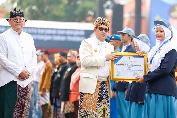 Pj Gubernur Adhy saat upacara peringatan Hari Pendidikan Nasional (Hasdiknas) Tahun 2024 di halaman Gedung Negara Grahadi, Kamis (2/5/2024).(Dok.Humas Pemprov Jatim)