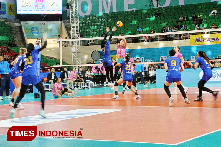 Bandung bjb Tandamata (biru) berhasil mengalahkan Gresik Petrokimia Pupuk Indonesia 3-1 dalam lanjutan Proliga PLN Mobile 2024 di GOR Jatidiri Semarang. (FOTO: Marhaban/TIMES Indonesia)