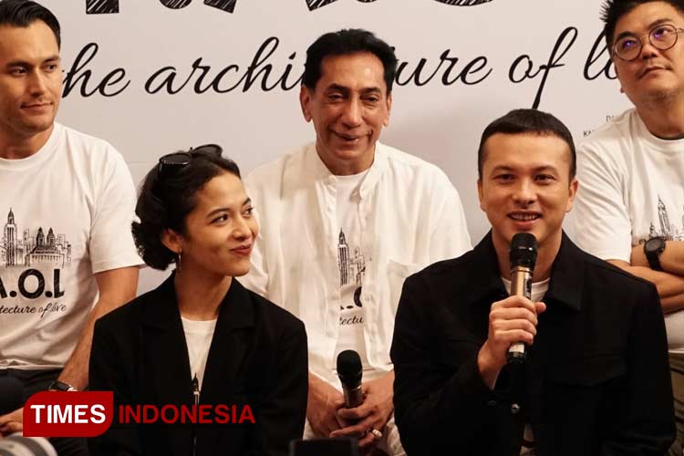 Putri Marino dan Nicholas Saputra saat press conference di di Gramedia Surabaya, Kamis (2/5/2024).(Foto : Lely Yuana/TIMES Indonesia)