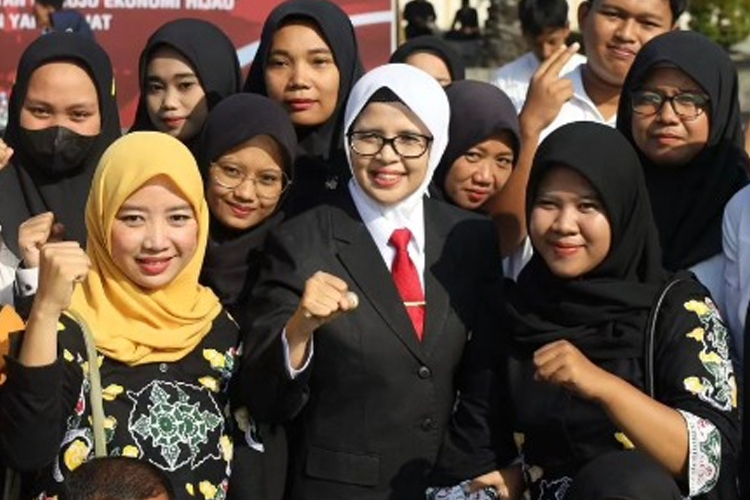 Bupati Blitar, Rini Syarifah, memimpin upacara Hari Pendidikan Nasional dan Hari Otonomi Daerah ke-28 di Lapangan Kantor Bupati Kanigoro pada Kamis (2/4/2024). (Foto: Diskominfo Blitar)