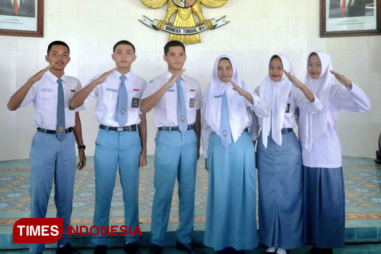 Tiga dari 6 siswa merupakan delegasi SMAN 1 Pacitan yang akan mengikuti seleksi tingkat Jatim. (FOTO: Yusuf Arifai/TIMES Indonesia) 
