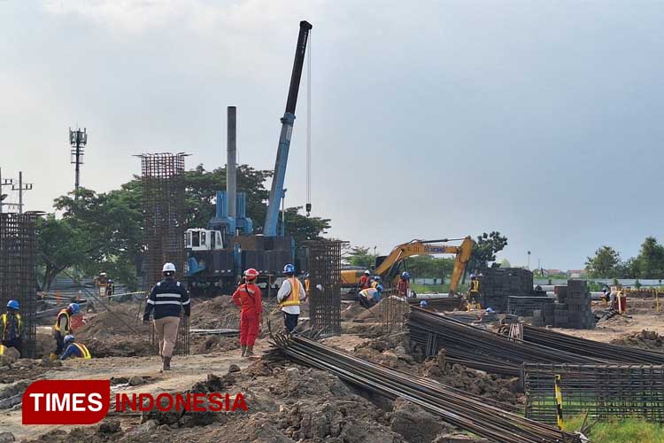 Proses pengerjaan Stadion Surajaya Lamongan, Kamis (2/5/2024). (FOTO: MFA Rohmatillah/TIMES Indonesia)