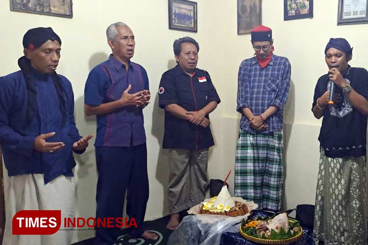 Suasana deklarasi dan doa bersama lintas agama serta kepercayaan di Markas Roemah Revolusi, di Pengok Blok K, Demangan, Gondokusuman, Kota Yogyakarta, Rabu (1/5/2024) malam. (FOTO: A Riyadi/TIMES Indonesia)