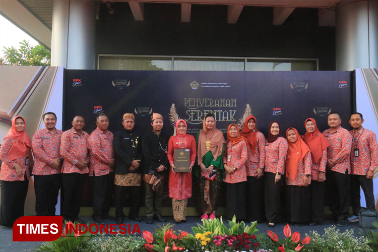 Bupati Mojokerto, Ikfina Fahmawati beserta jajaran sesaat setelah menerima WTP LKPD 10 kali, Kamis (2/5/2024) (FOTO: Dok. TIMES Indonesia)