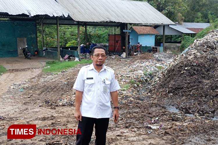 Kepala Dinas Lingkungan Hidup dan Perikanan Kabupaten Purworejo Wiyoto Harjono saat berada di TPA Jetis, Loano(Foto : Hery Priyantono/ TIMES Indonesia)