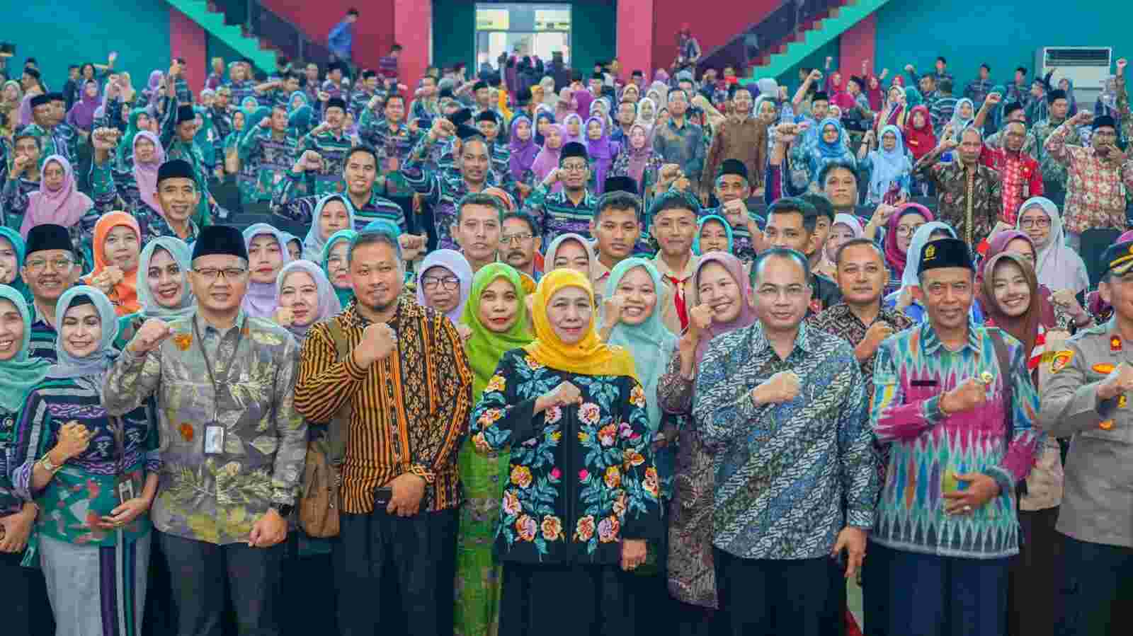 Khofifah halal bihalal bersama para guru di Madiun. (Foto: Muslimat NU for TIMES Indonesia)