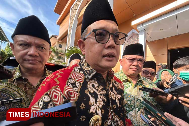 Pj Gubernur Adhy usai pelantikan PPIH di Asrama Haji Sukolilo Surabaya, Jumat (3/5/2024). (Foto: Lely Yuana/TIMES Indonesia)