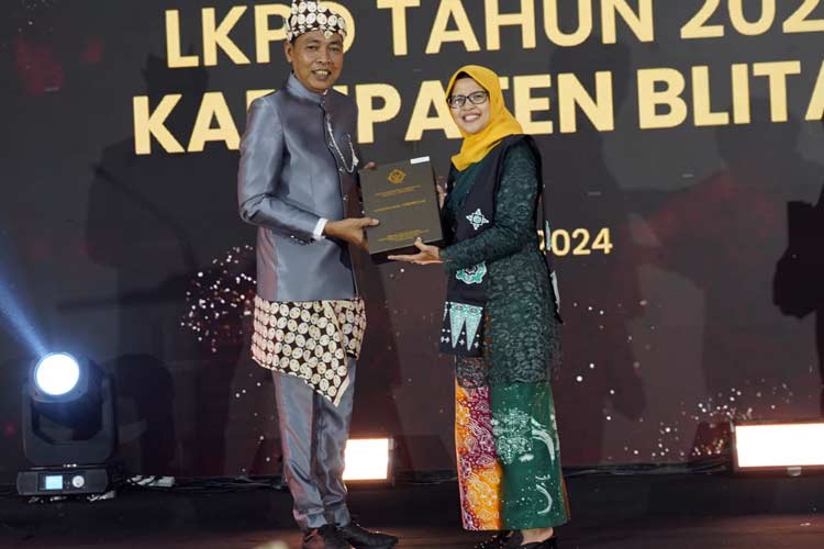 Bupati Blitar Rini Syarifah (kanan) menerima penghargaan Opini WTP ke-8. (Foto: Diskominfo Blitar)