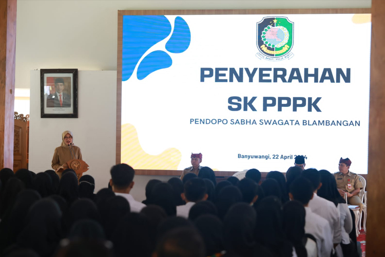 Bupati Ipuk di acara penyerahan SK PPPK (Foto : Humas Pemkab Banyuwangi for TIMES Indonesia)