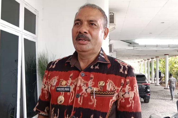 Bupati Sumba Timur Khristofel Praing. (FOTO: Victorynews Sumba Timur/Jumal Hauteas)