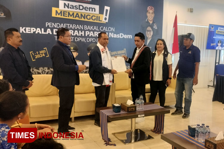 Frans Aba menyerahkan berkas pendaftaran bakal Calon gubernur NTT kepada Ketua Bappilu NTT di Sekretarian Partai NasDem NTT, Jumat (3/5/2024). (Foto: Labu Nggiku Mbuhang/TIMES Indonesia)