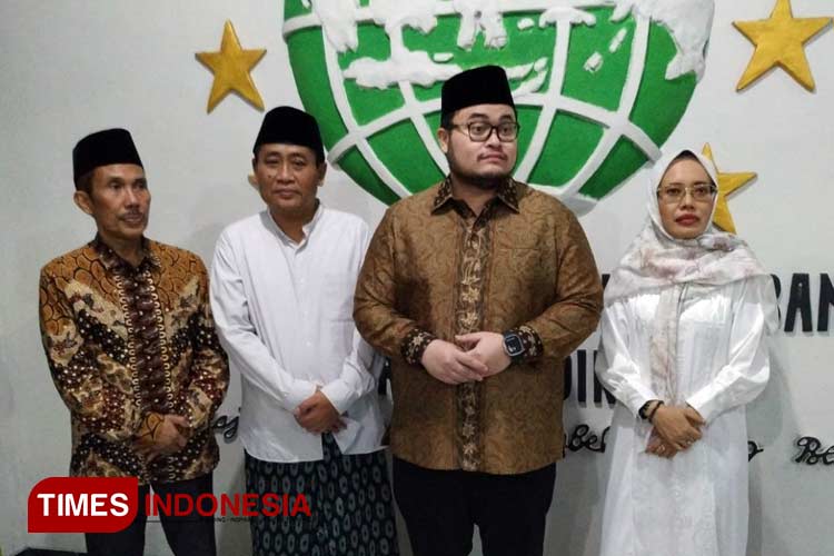 (ki-ka) Ketua DPC PKB Kabupaten Kediri Sentot Djamaluddin, didampingi Ketua Dewan Syuro KH Umar Faruq bersama Hanindhito Himawan Pramana dan Dewi Mariya Ulfa (foto : yobby/TIMES Indonesia)
