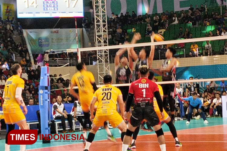 Jakarta STIN BIN (kuning) menang telak 3-0 atas Jakarta LaVani di lanjutan Proliga 2024 di GOR Jatidiri Semarang. (Foto:Marhaban/TIMES Indonesia)