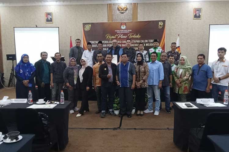 Rapat Pleno Terbuka KPU Kota Mojokerto untuk Penetapan Hasil Caleg Terpilih Anggota DPRD Kota Mojokerto, Kamis (2/5/2024) malam. (FOTO: Dok. KPU Kota Mojokerto for TIMES Indonesia)