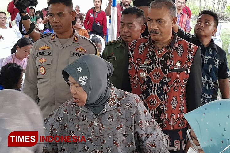Menteri Sosial Tri Rismaharini didampingi Bupati Sumba Timur saat menyapa warga dan para disabiltas dan ODJG. (FOTO: Habibudin/TIMES Indonesia)