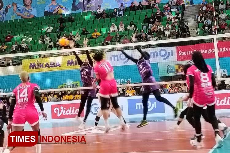 Megawati dan kawan-kawan dari Jakarta BIN (merah) harus mengakui keunggulan Jakarta Popsivo Polwan 2-3. (Foto: Marhaban/TIMES Indonesia)