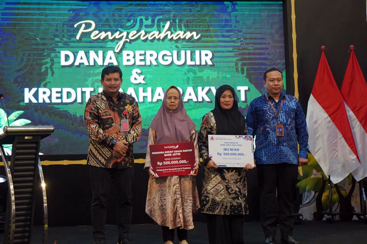 Penyerahan KUR Bank Jatim dalam kegiatan 5th Kampoeng Kreasi yang diselenggarakan oleh Dinas Pemberdayaan Masyarakat dan Desa Provinsi Jawa Timur pada hari Kamis (2/5/2024).(Dok.Humas Bank Jatim)