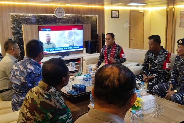 Pj Bupati Morotai Muhammad Umar Ali saat berada di ruangan RUM Perwira KRI Teluk Wondama 527 di Morotai, Jumat (3/5/2024). (Foto: Munces For TIMES Indonesia).