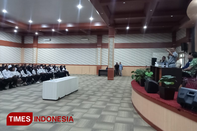 Pj Bupati Morotai Muhammad Umar Ali saat memberi sambutan ke PPPK di Lantai II Aula Pemkab Morotai, Jumat (3/5/2024). (Foto: Munces for TIMES Indonesia).