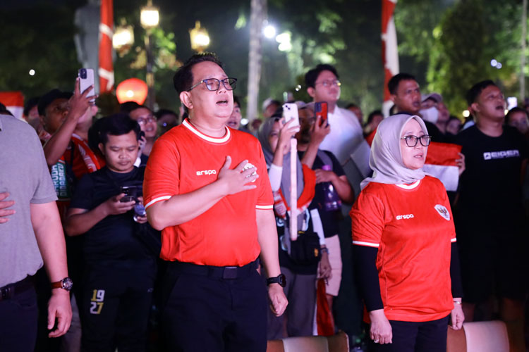 Pj Gubernur Adhy saat acara nonton bareng antara Indonesia melawan Irak yang digelar Pemerintah Provinsi Jawa Timur di halaman Gedung Negara Grahadi, Kamis (2/5/2024) malam. (Foto : Dok.Humas Pemprov Jatim)