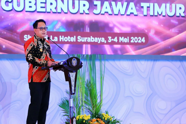 Pj Gubernur Adhy saat membuka Rapat Pembahasan Sinergitas Pemungutan Pajak Daerah dan Opsen Pajak antara Pemprov Jatim dan pemerintah kota/kabupaten di Hotel Shangrila Surabaya, Jumat (3/5/2024).(Foto : Dok.Humas Pemprov Jatim)