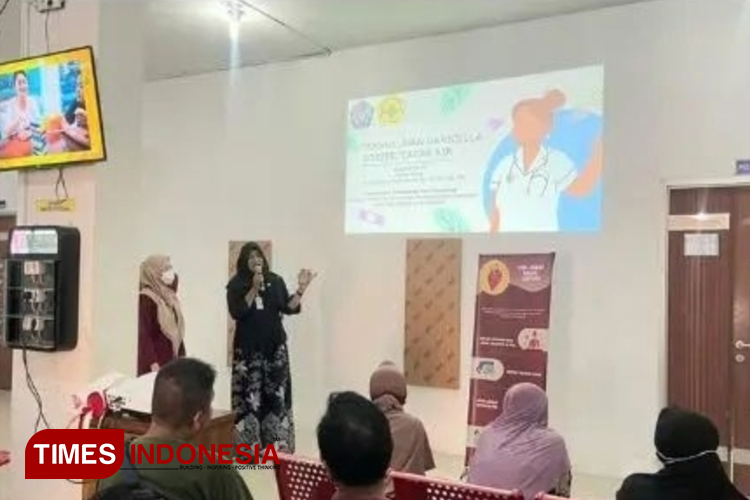 Salah satu tenaga medis saat memberikan penyuluhan atau edukasi kepada pasien dan kelurganya di Poli Kulit dan Kelamin RSUD dr Soegiri Lamongan. (Foto : Moch. Nuril Huda/TIMES Indonesia)