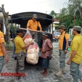 Suka Omeli Pengguna Jalan, Kakek Penjual Kerupuk di Jember Diamankan Satpol PP