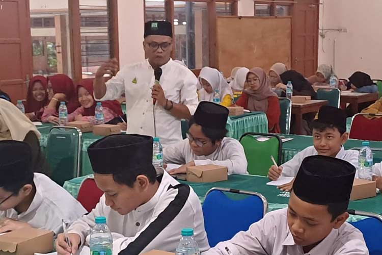 Suasana Orientasi Jurnalistik dan Pemanfaatan Media Digital dalam kegiatan Festival Pesantren Tebuireng di Aula MASS Tebuireng, Jumat (3/5/2024). (Foto: Panitia FPT for TIMES Indonesia)