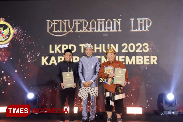 Penyerahan penghargaan WTP dari BPK RI oleh Kabupaten Jember. (M. Abdul Basid/TIMES Indonesia)