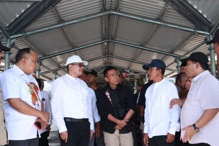 Kunjungan Deputi Ketahanan Pangan Kemenhan RI, didampingi Wabup Malang, Didik Gatot Subroto, melihat langsung aktivitas dan kebutuhan nelayan di TPI Sendangbiru, Kabupaten Malang, Sabtu (4/5/2024). (FOTO: Humas Prokopim) 