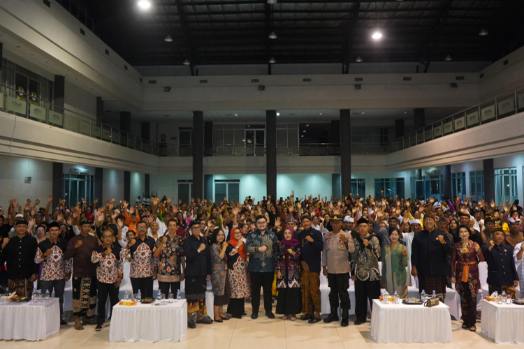 Bupati Kediri dan Wakil Bupati Bersama umat Hindu berfoto bersama dalam acara Dharma Santi Hari Raya Nyepi 1946 Saka di Convention Hall Simpang Lima Gumul (Foto/Diskominfo Kabupaten Kediri)