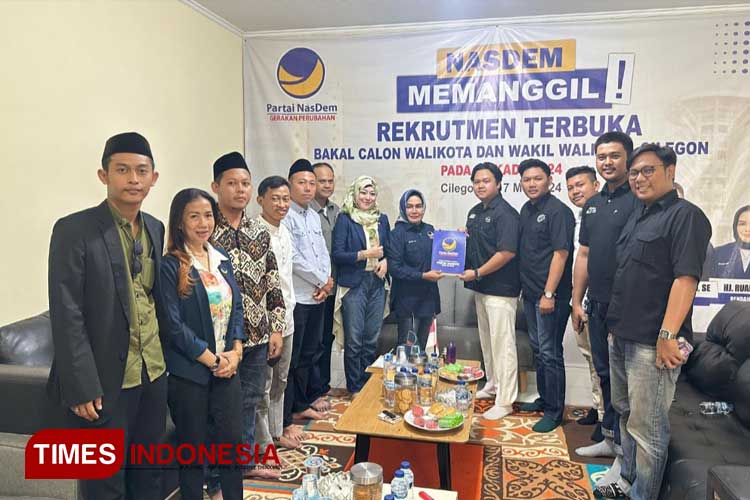 Perwakilan Tim Bakal Calon Wali Kota, Fadli Kristiandi saat pengambilan formulir di Partai Nasdem (Foto: Muhammad Uqel/TIMES Indonesia)