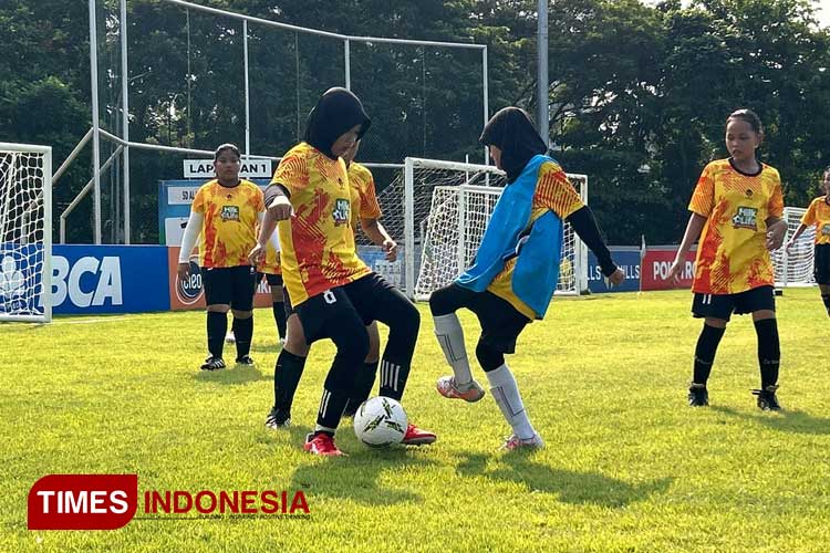 Srikandi Muda Sepak Bola Tanding di MilkLife Soccer Challenge Surabaya Series 1 2024