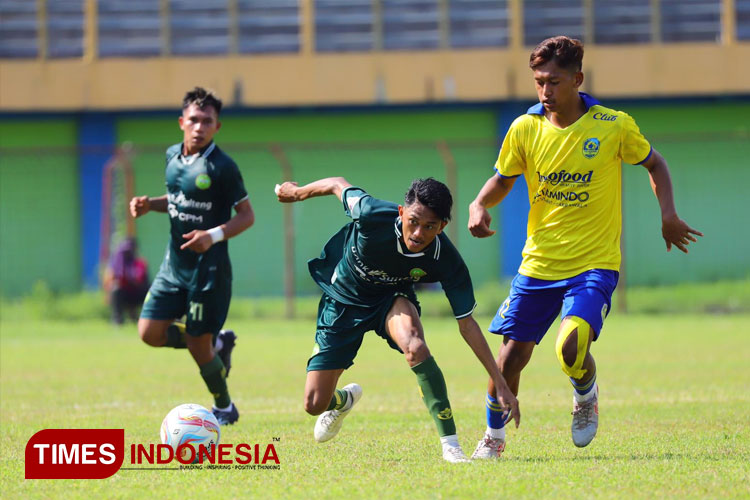Persipal Palu (hijau) unggul 3-2 dalam laga melawan 757 Kepri Jaya Batam FC dalam Liga 3 Nasional di Stadion Wergu Wetan Kudus. (FOTO: Ihza Fajar Azhari/TIMES Indonesia)