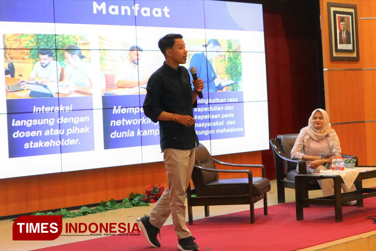 Pemaparan materi 'Bukan Sekadar Politik Kampus: Urgensi Minat Organisasi Mahasiswa di Tengah Gempuran Ekstra Organisasi dan Program Internship' oleh Muhammad Syaifullah S.Pd, Ketua DMF UM tahun 2022 di Fakultas Sastra UM. (Foto: Indah Kumalasari/TIME