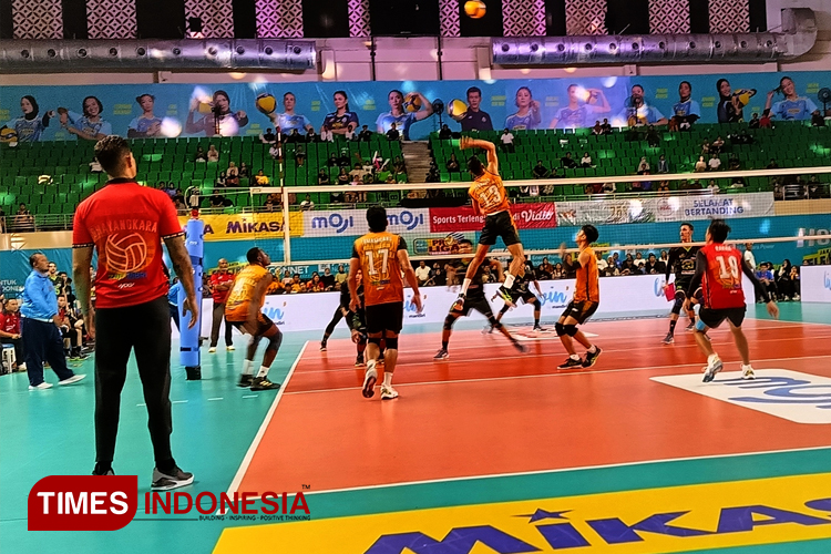 Jakarta Bhayangkara Presisi (oranye) berhasil mengalahkan Jakarta Pertamina 3-1 dalam lanjutan Proliga 2024. (Foto:Marhaban/TIMES Indonesia)