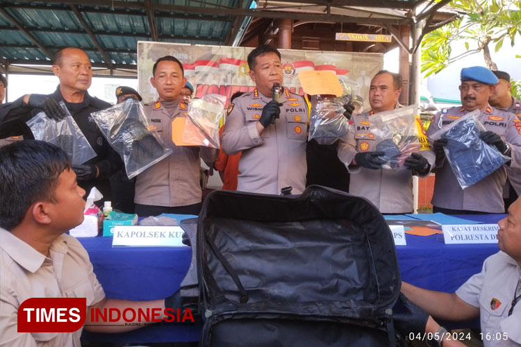 Kapolresta Denpasar Kombes Polisi Wisnu Prabowo didampingi Kapolsek Kuta menunjukkan sejumlah barang bukti pembunuhan PSK online yang dihabisi di Bali. (FOTO: Susi/TIMES Indonesia)