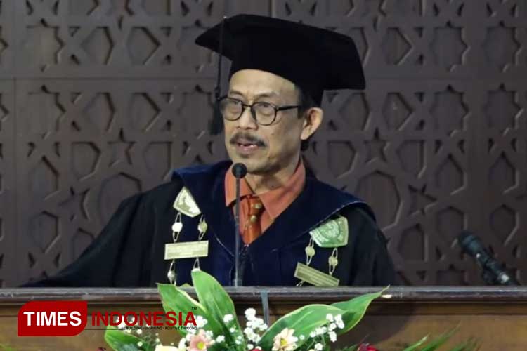 Rektor UIN Malang Prof Zainuddin saat memberikan sambutan dalam Wisuda Ke 80 UIN Malang, Sabtu (4/5/2024). (Foto: Achmad Fikyansyah/TIMES Indonesia)