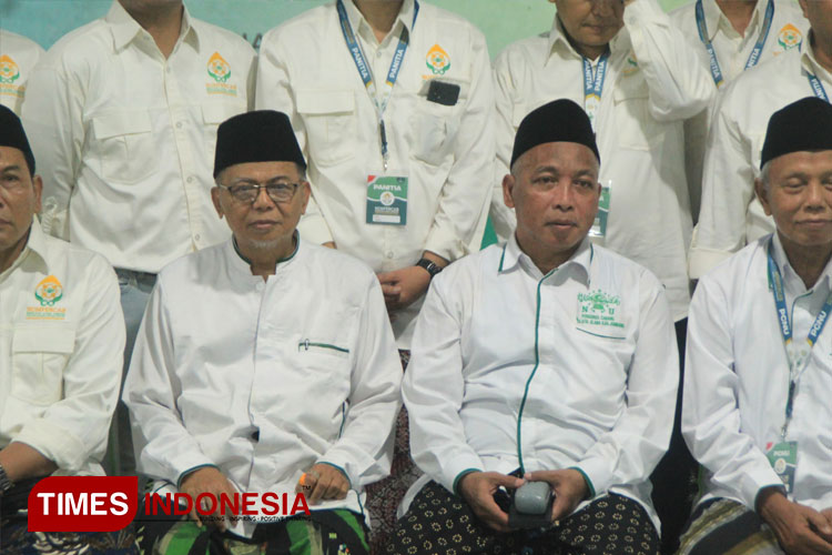 KH. Achmad Hasan sebagai Rais dan Gus Fahmi Ketua PCNU Jombang terpilih pada Konfercab di Pondok Pesantren Darul Ulum Rejoso, Peterongan, Minggu (5/5/2024). (FOTO: Rohmadi/TIMES Indonesia)
