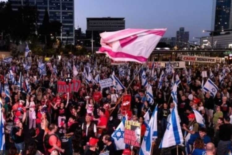 Ribuan warga Israel berunjukrasa di kota Tel Aviv, Sabtu hingga larut malam. Mereka menuntut segera dibebaskannya para sandera dan ada yang menuduh Perdana Menteri Israel sengaja memperpanjang konflik. (FOTO: BBC)