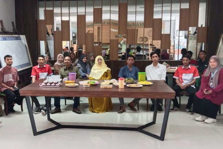 Keluarga Besar Perpustakaan Unisma Malang mengadakan kegiatan halal bi halal. (FOTO: AJP TIMES Indonesia)