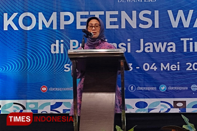 Ketua Dewan Pers Dr Ninik Rahayu saat memberikan sambutan saat seremonial penutupan UKW 56 di Surabaya. (FOTO: Moh Bahri/TIMES Indonesia) 