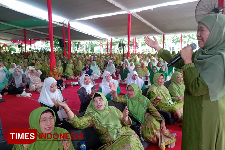 Khofifah Indar Parawansa, mengajak ribuan Muslimat NU bersalawat, saat halal bihalal dan peringatan Harlah Muslimat NU ke-78, di halaman Pendopo Panji, Kantor Bupati Malang, di Kepanjen, Kabupaten Malang, Ahad (5/5/2024). (FOTO: Amin/TIMES Indonesia)