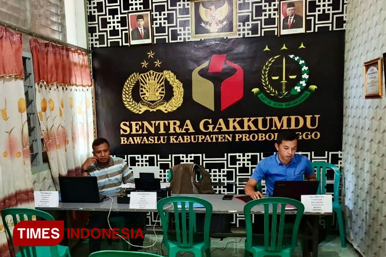 Para staf Bawaslu sedang menunggu pendaftar baru. (Foto: Abdul Jalil/TIMES Indonesia)